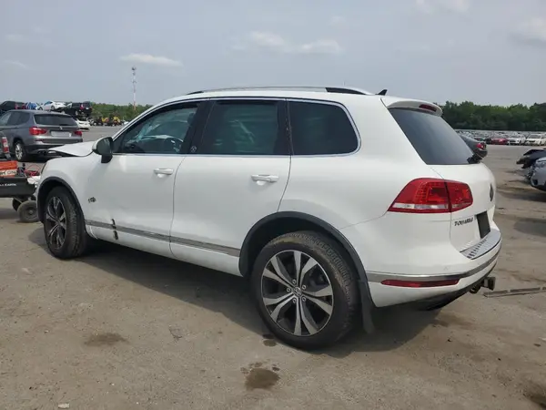 WVGRF7BPXHD002489 2017 VOLKSWAGEN TOUAREG - Image 2