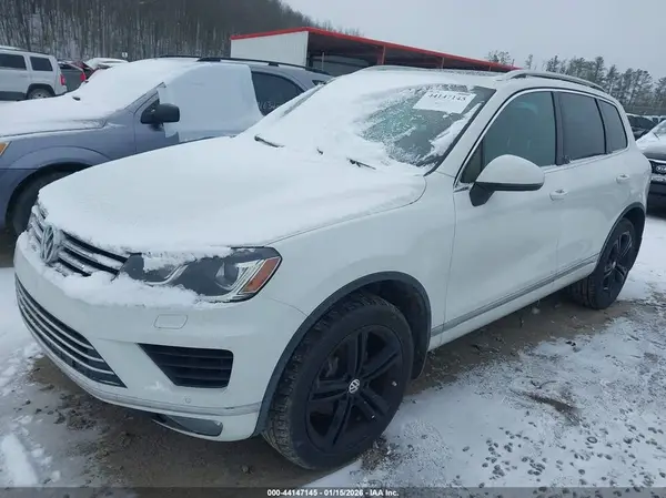 WVGRF7BPXHD003710 2017 VOLKSWAGEN TOUAREG - Image 2