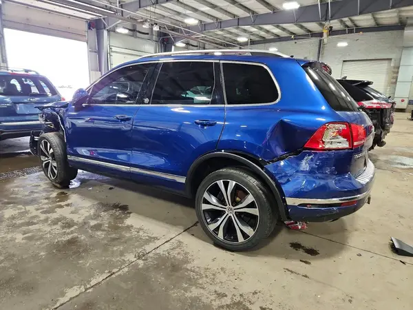 WVGRF7BPXHD003982 2017 VOLKSWAGEN TOUAREG - Image 2