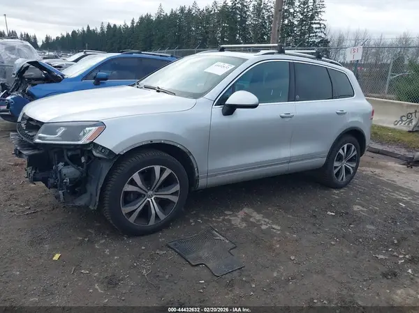 WVGRF7BPXHD004467 2017 VOLKSWAGEN TOUAREG - Image 2