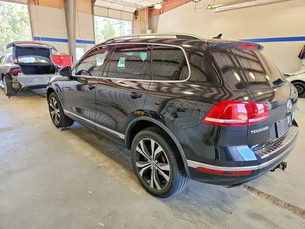 WVGRF7BPXHD006039 2017 VOLKSWAGEN TOUAREG - Image 2