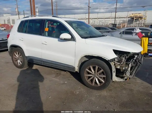 WVGRV7AX2HK015608 2017 VOLKSWAGEN TIGUAN - Image 1