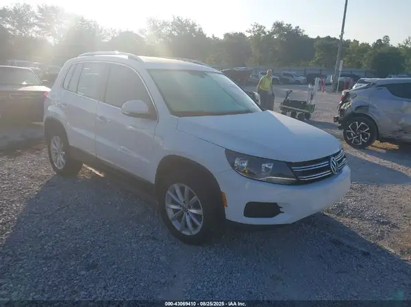 WVGRV7AX4HK011852 2017 VOLKSWAGEN TIGUAN - Image 1