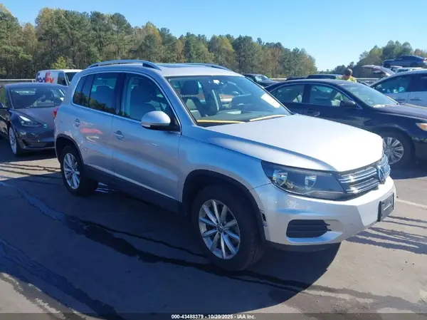WVGSV7AX2HW509784 2017 VOLKSWAGEN TIGUAN - Image 1