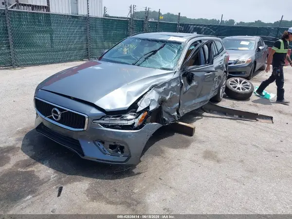 YV1102EK3L2382229 2020 VOLVO V60 - Image 2