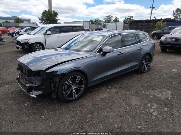 YV1102EL5L2397050 2020 VOLVO V60 - Image 2