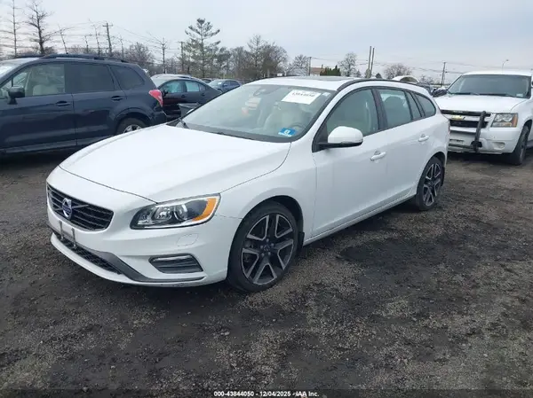 YV140MEL7J2380529 2018 VOLVO V60 - Image 2