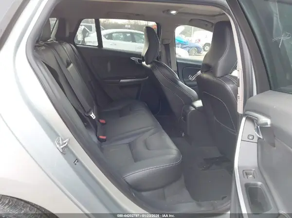 YV140MELXJ2391279 2018 VOLVO V60 - Image 8