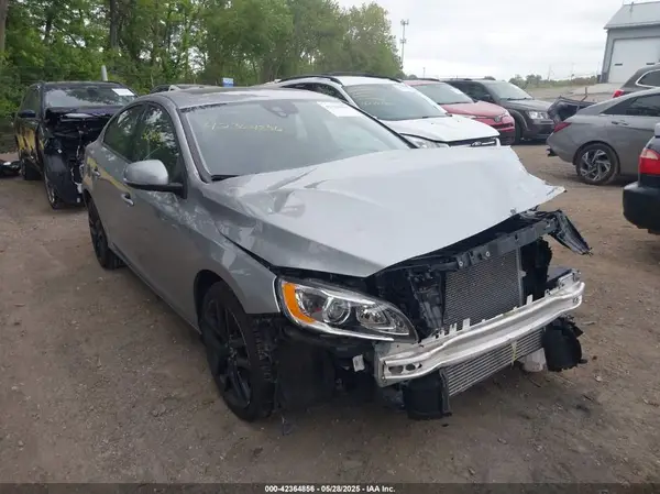 YV140MTL8J2460375 2018 VOLVO S60 - Image 1