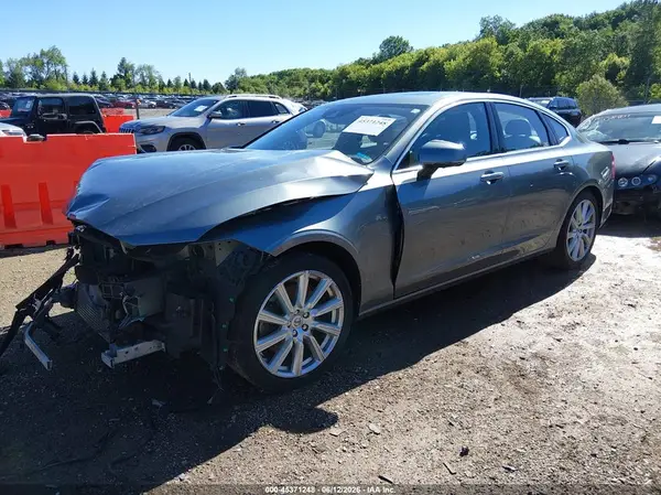 YV1A22MK2H1010390 2017 VOLVO S90 - Image 2