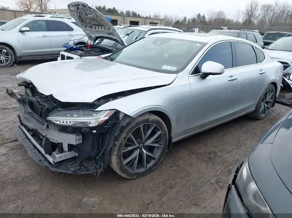 YV1A22MK3H1015825 2017 VOLVO S90 - Image 2