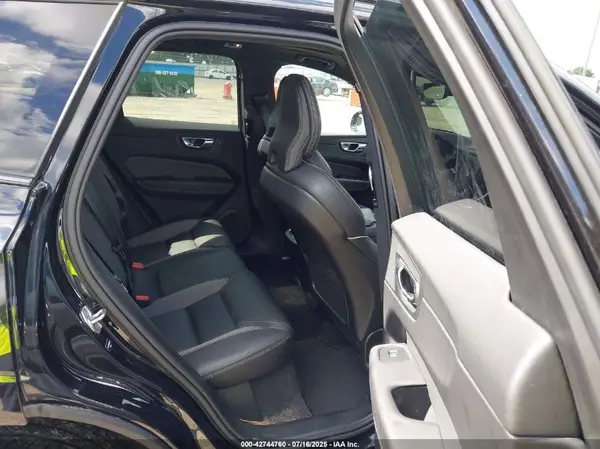 YV4102DM7M1810204 2021 VOLVO XC60 - Image 8