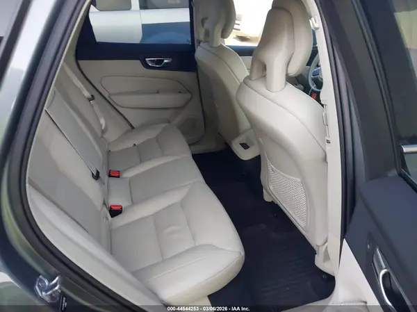 YV4102RK2J1081399 2018 VOLVO XC60 - Image 8