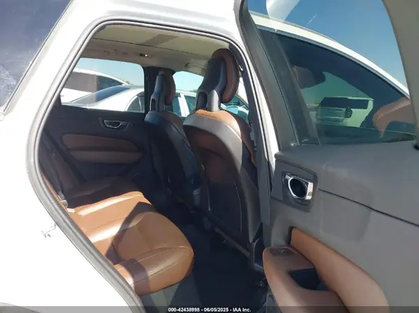 YV4102RKXJ1041197 2018 VOLVO XC60 - Image 8