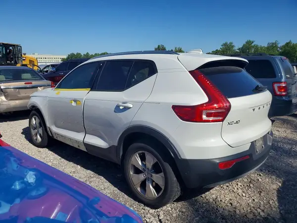 YV4162UK0L2176675 2020 VOLVO XC40 - Image 2