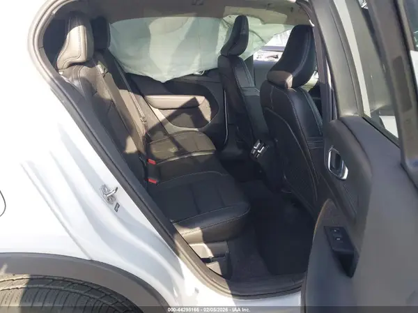 YV4162UK0L2181231 2020 VOLVO XC40 - Image 8