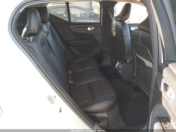 YV4162UK0L2221100 2020 VOLVO XC40 - Image 8
