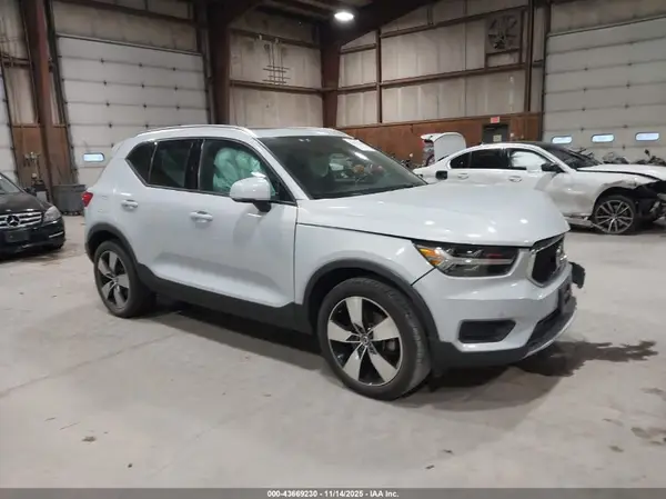 YV4162UK0L2249186 2020 VOLVO XC40 - Image 1
