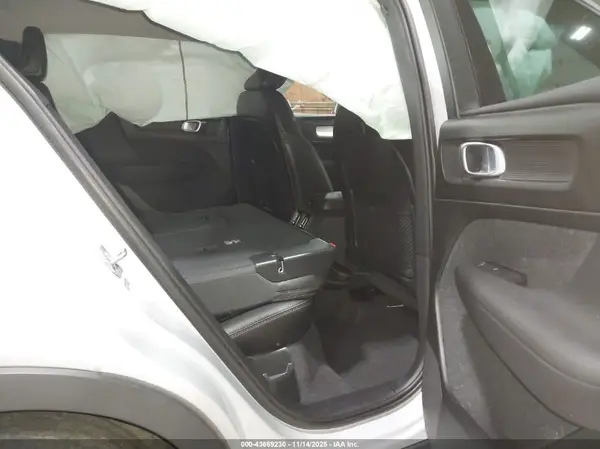 YV4162UK0L2249186 2020 VOLVO XC40 - Image 8