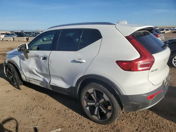 YV4162UK0L2323285 2020 VOLVO XC40 - Image 2