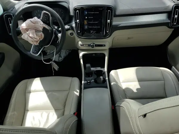 YV4162UK0N2653916 2022 VOLVO XC40 - Image 8
