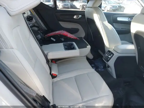 YV4162UK1L2325451 2020 VOLVO XC40 - Image 8