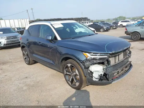 YV4162UK1M2464500 2021 VOLVO XC40 - Image 1