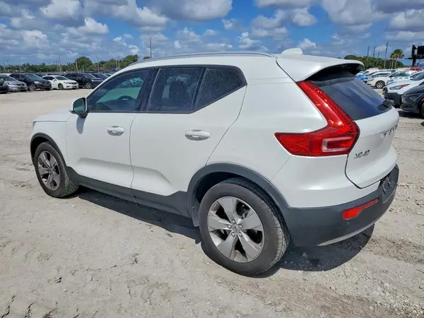YV4162UK1N2760053 2022 VOLVO XC40 - Image 2