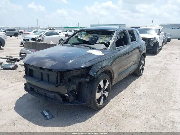 YV4162UK2L2260478 2020 VOLVO XC40 - Image 2