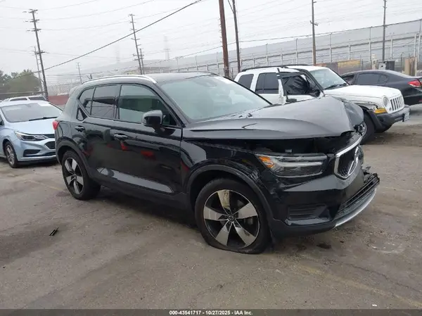 YV4162UK2L2325765 2020 VOLVO XC40 - Image 1