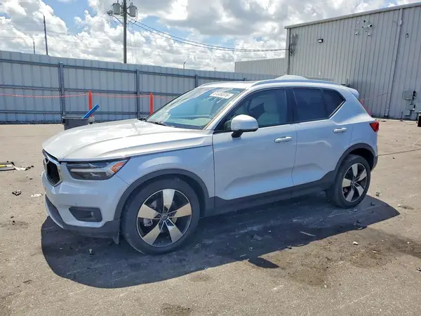 YV4162UK2M2403804 2021 VOLVO XC40 - Image 1