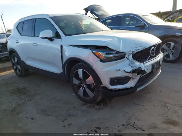 YV4162UK2M2421901 2021 VOLVO XC40 - Image 1