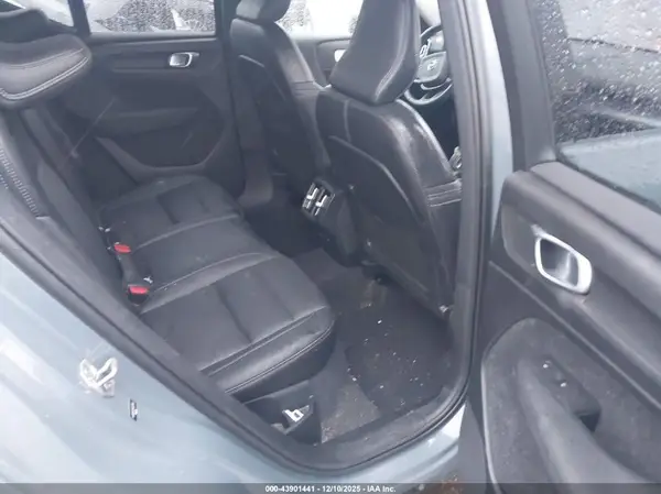 YV4162UK2M2427343 2021 VOLVO XC40 - Image 8