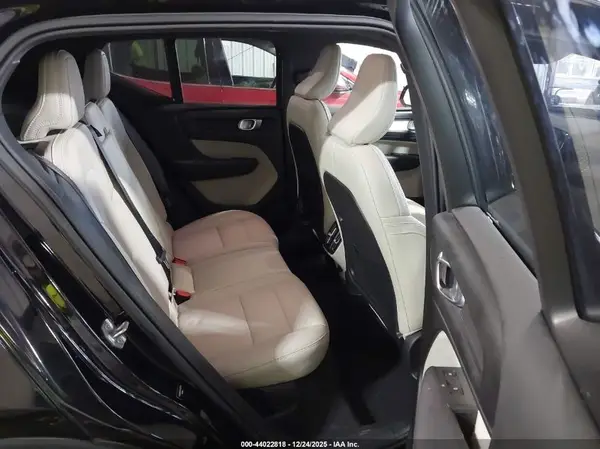 YV4162UK3K2129719 2019 VOLVO XC40 - Image 8