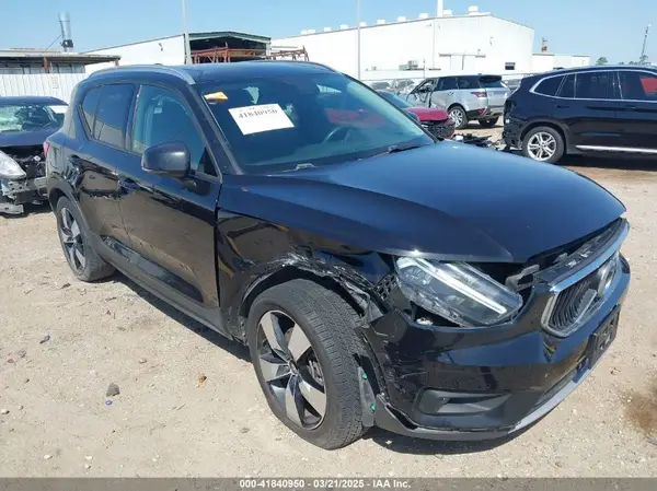 YV4162UK3M2415542 2021 VOLVO XC40 - Image 1