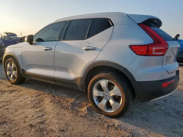 YV4162UK3M2597842 2021 VOLVO XC40 - Image 2