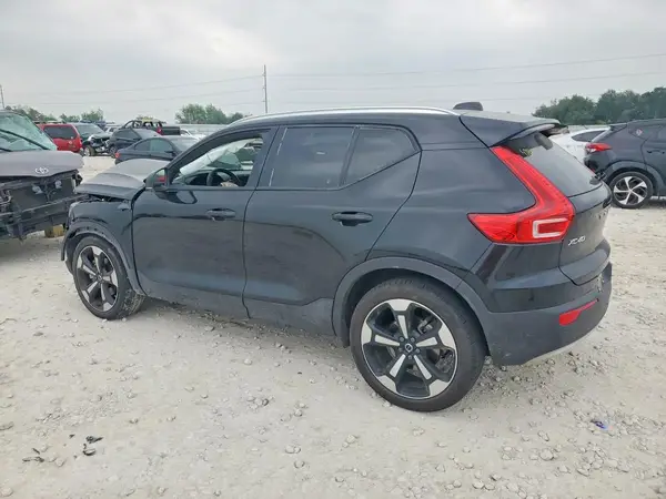 YV4162UK3N2744176 2022 VOLVO XC40 - Image 2