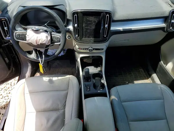 YV4162UK3N2744176 2022 VOLVO XC40 - Image 8
