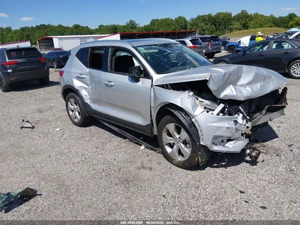 YV4162UK4K2143323 2019 VOLVO XC40 - Image 1