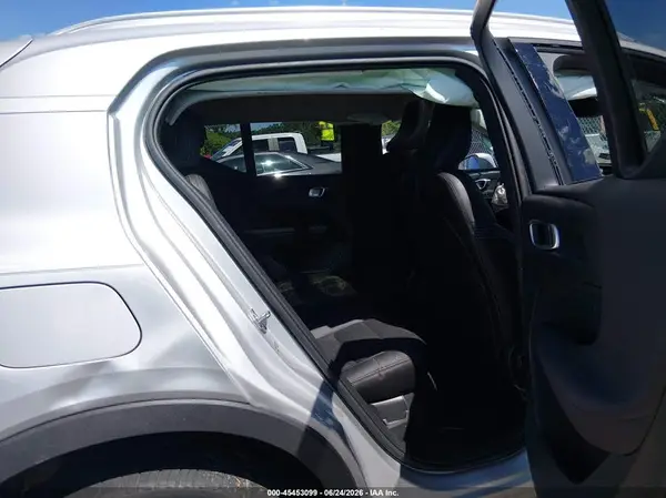 YV4162UK4K2143323 2019 VOLVO XC40 - Image 8