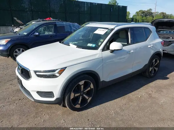 YV4162UK4L2252575 2020 VOLVO XC40 - Image 2