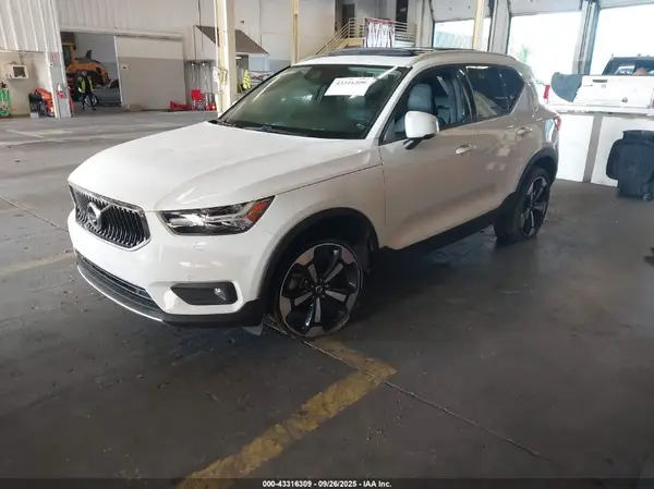 YV4162UK4L2275919 2020 VOLVO XC40 - Image 2