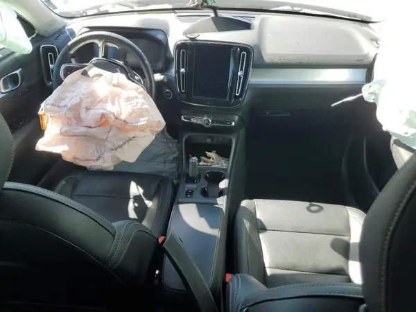 YV4162UK4M2425528 2021 VOLVO XC40 - Image 8