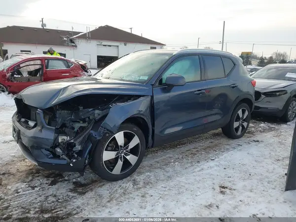 YV4162UK4M2428218 2021 VOLVO XC40 - Image 2