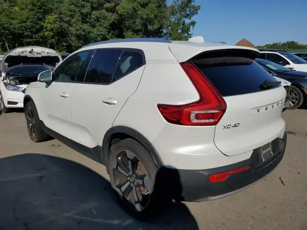 YV4162UK4M2431832 2021 VOLVO XC40 - Image 2