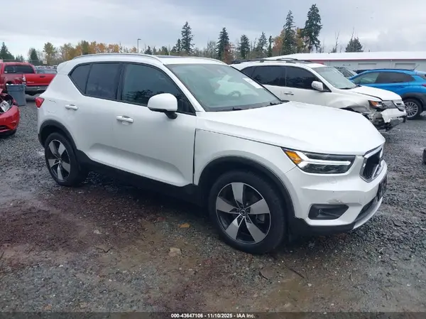 YV4162UK4N2654194 2022 VOLVO XC40 - Image 1