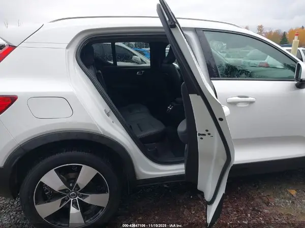 YV4162UK4N2654194 2022 VOLVO XC40 - Image 8
