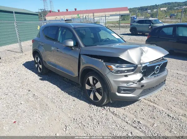 YV4162UK4N2735471 2022 VOLVO XC40 - Image 1