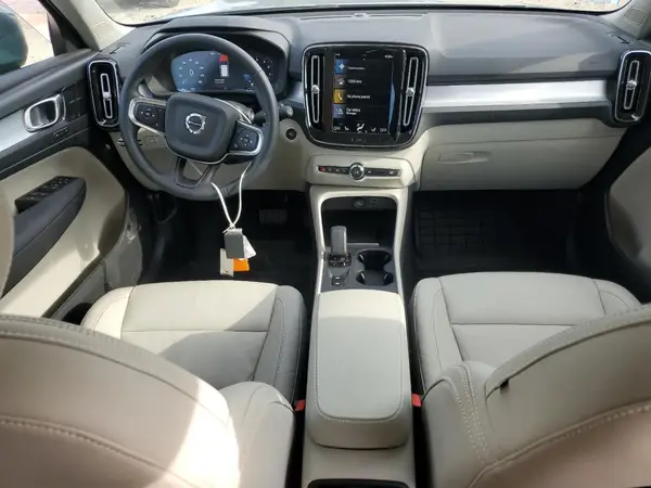 YV4162UK4N2747071 2022 VOLVO XC40 - Image 8