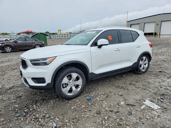 YV4162UK4N2750004 2022 VOLVO XC40 - Image 1